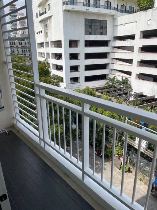 Delightful Condo In Central Location At Sukhumvit 49 방콕 외부 사진