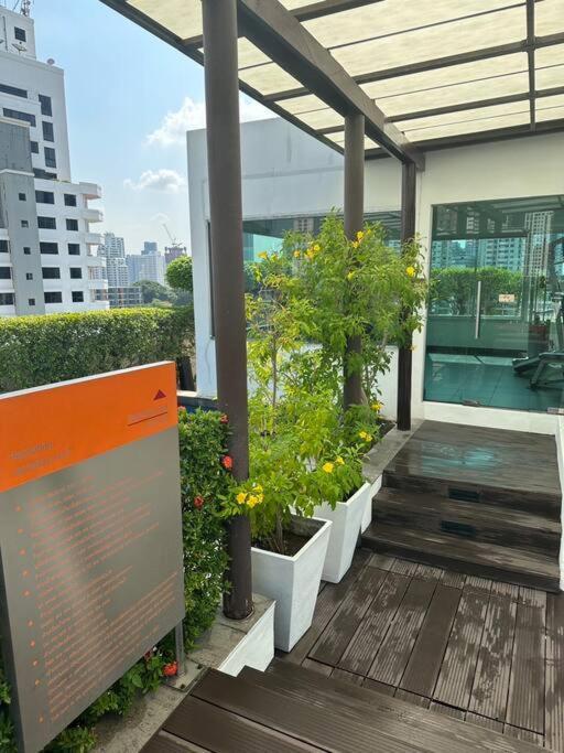 Delightful Condo In Central Location At Sukhumvit 49 방콕 외부 사진