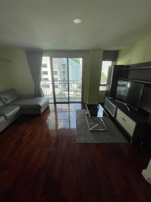 Delightful Condo In Central Location At Sukhumvit 49 방콕 외부 사진